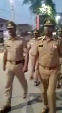 इटवा: त्योहारों के मद्देनजर थाना त्रिलोकपुर पुलिस ने बिस्कोहर में पैदल गश्त कर संदिग्धों की ली तलाशी