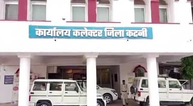 पडवार : वृध की शिकायत का नहीँ हुआ निराकरण दफ्तरों के लगा रहा चक्कर।