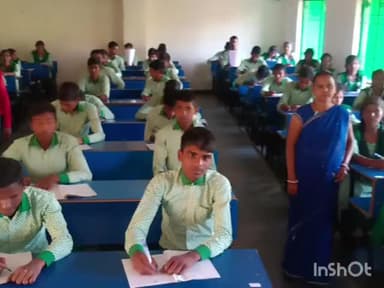 दारू: सरस्वती उच्च विद्यालय दारू में 9 वीं कक्षा के 321 छात्र-छात्राओं ने दी परीक्षा