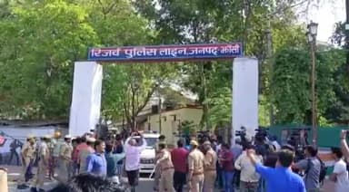 झांसी: उमेश पाल हत्याकांड के आरोपी अतीक अहमद को झांसी पुलिस लाइन से लेकर यूपी पुलिस प्रयागराज के लिए हुई रवाना