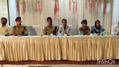 शामली: सिटी ग्रीन में जिला अधिकारी ने नगर निकाय चुनाव को लेकर सेक्टर मजिस्ट्रेट और पुलिस अफसरों व अधिकारियों के साथ की बैठक