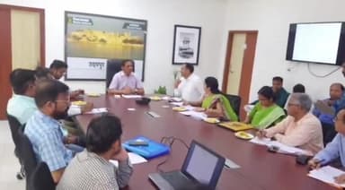 बड़गांव: कलेक्ट्रेट सभागार में जिला कलेक्टर की अध्यक्षता में हुई जिला स्तरीय कोचिंग संस्थान निगरानी समिति की बैठक