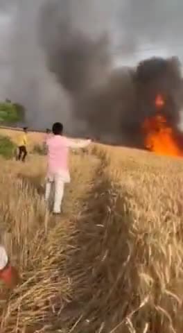 Dhanghata विधायक मा0 गणेश चौहान जी गेहूँ की खड़ी फसल मे लगी आग को बुझाते हुए... वीडियो वायरल
