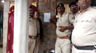 हरलाखी: खिरहर थाना पुलिस ने झिटकी में थाना कांड संख्या 7/21 के फरार नामजद अभियुक्त के घर चस्पा किया कुर्की जब्ती का इश्तिहार