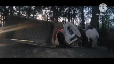 देहरादून: प्रेम नगर थाना क्षेत्र के धूलकोट के जंगल में पेड़ से टकराया डंपर, चालक और परिचालक की हुई मृत्यु