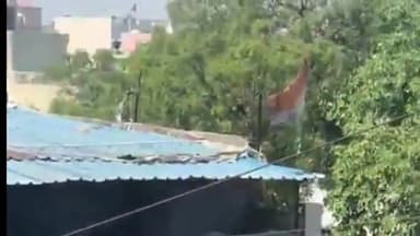 शामली: अधिकारियों से की गई शामली में बाइक एजेंसी शोरूम की छत पर लगे राष्ट्रध्वज के अपमान की शिकायत, SP ने दिए निर्देश