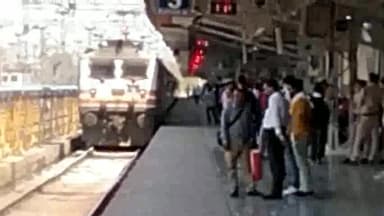 बीना: बीना रेलवे स्टेशन पर आज से शताब्दी एक्सप्रेस का स्टॉपेज हुआ शुरू, सांसद व विधायक ने हरी झंडी दिखाकर किया ट्रेन को रवाना