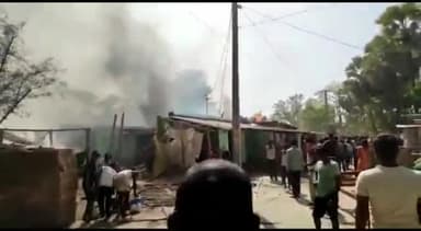 पटेढ़ी बेलसर: दो गैस सिलेंडर फटने से बेलसर अस्पताल के पीछे लगी भीषण आग पर काबू पाने में जुटे लोग