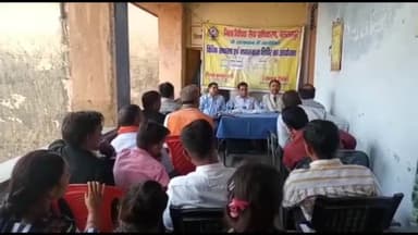 बलरामपुर: तहसील परिसर में सचिव जिला विधिक सेवा प्राधिकरण द्वारा लाइसेंसियों को दी गई विधिक जानकारी