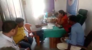 महुआ: उत्क्रमित मध्य विद्यालय समसपुरा में ग्रामीणों की शिकायत पर कुव्यवस्था की जांच करने स्कूल पहुंची महुआ BEO