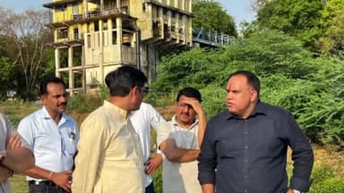 इंदौर: महापौर ने जलूद वॉटर पंपिंग स्टेशन का किया निरीक्षण, स्टेशन पर ट्रीटेड पानी पीकर देखा