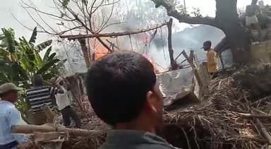 यूपी बलरामपुर ललिया थाना क्षेत्र के भरहा पारा गांव में अज्ञात कारणों से लगी आग से आठ घर जल कर राख।एसओ ललिया जयहरी मिश्रा