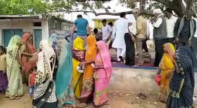 तेंदूखेड़ा: ग्राम गुंहची पहुंचकर क्षेत्रीय विधायक धर्मेंद्र सिंह लोधी ने भरवाए लाडली बहना योजना के फॉर्म