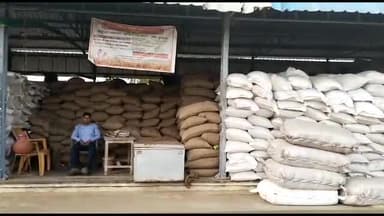 हमीरपुर: सुमेरपुर में गेहूं खरीद केंद्रों में जगह पड़ी कम, खरीद बंद होने के कारण किसान हो रहे परेशान