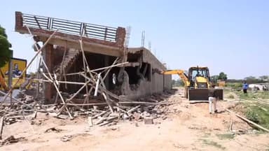 बरवाला: जिला नगर योजनाकार विभाग की टीम ने बरवाला में अवैध रूप से निर्माणाधीन 5 दुकानों व 3 डीपीसी को गिराया