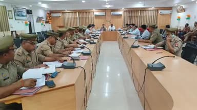 हमीरपुर: कलेक्ट्रेट में जिलाधिकारी व पुलिस अधीक्षक ने आगामी निकाय चुनाव के दृष्टिगत प्रशासनिक व पुलिस अधिकारियों के साथ की बैठक