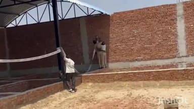 आगरा: ताजगंज वार्ड में आगरा विकास प्राधिकरण ने 1600 वर्ग गज के प्लॉट में हो रहे अवैध निर्माण को किया सील