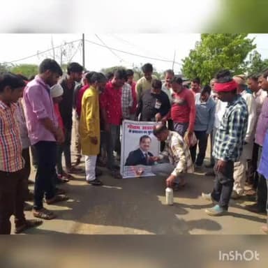 कुरवाई :– देश के सबसे भ्रष्ट उद्योगपति गौतम अडानी का पुतला दहन कर प्रदेश कांग्रेस महामंत्री सुभाष बोहत एडवोकेट ने राहुल गांधी की लोकसभा सदस्यता समाप्त करने पर विरोध प्रकट किया।