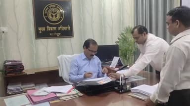 गाज़ीपुर: निकाय चुनाव के मद्देनजर सीडीओ संतोष वैश्य की अध्यक्षता में विकास भवन में मास्टर ट्रेनरों को दिया गया प्रशिक्षण