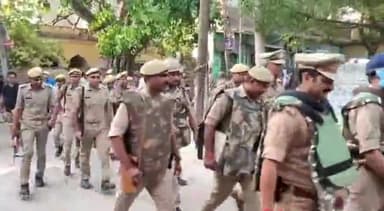 हापुड़: थाना देहात क्षेत्र में विभिन्न स्थानों पर आगामी निकाय चुनाव के दृष्टिगत थाना प्रभारी ने पुलिस बल के साथ किया पैदल गश्त