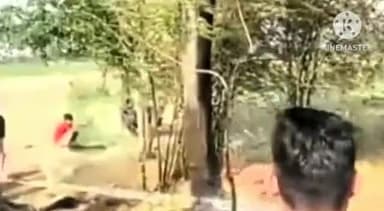 फरीदपुर: गांव जगतपुर में अज्ञात कारणों के चलते भूसे के ढेर में लगी आग, 3 बीघे का भूसा जलकर राख