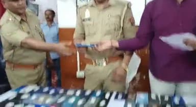 गाज़ियाबाद: थाना GRP पुलिस ने ट्रेनों में चोरी या लापता हुए 74 फोन किए बरामद, 32 लोग आज अपने फोन लेने पहुंचे गाजियाबाद रेलवे स्टेशन
