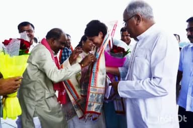 बस्तर: बस्तर के विधायक लखेश्वर बघेल ने कांग्रेस की राष्ट्रीय महासचिव प्रियंका गांधी का राजकीय गमछा देकर किया स्वागत