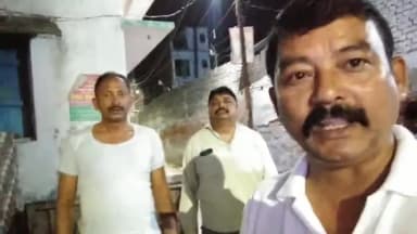 वार्ड न.-61,साहबगंज(खोखरटोला) में एक समानित नागरिक के शिकायत को सम्बोधित अधिकारी तक पहुचाने की कोशिश में रमन अस्थाना,गो.