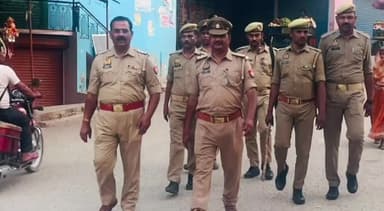 सवायजपुर: पाली पुलिस ने शांति और सुरक्षा के मद्देनज़र कस्बे में किया पैदल मार्च