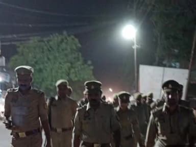 डलमऊ: नगर निकाय चुनाव के मद्देनजर डलमऊ पुलिस ने कस्बे की सड़कों पर की पैदल गश्त