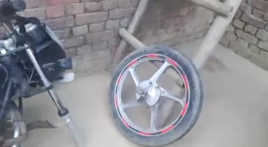 नानपारा: भुलौरा के पास साइड में खड़े बाइक सवार युवक को दूसरी मोटरसाइकिल सवार ने मारी टक्कर, युवक हुआ घायल