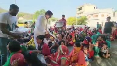 हरिद्वार: पूर्व विधायक संजय गुप्ता ने भूपतवाला क्षेत्र में गरीब असहाय लोगों के बीच कपड़े एवं अन्य सामान किए वितरित