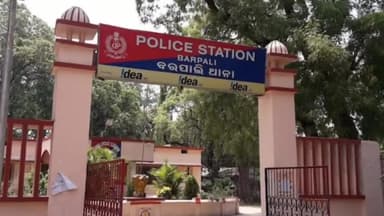 ବରପାଲି: ଆଗଲପୁର ରାସ୍ତା ପାନ ଦୋକାନରୁ ଆଜି ବିଭିନ୍ନ ପ୍ରକାରର ୧୬୬ ବୋତଲ ବିଦେଶୀ ମଦ ଜବତ, ଜଣେ ଗିରଫ ପରେ କୋର୍ଟ ଚାଲାଣ