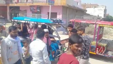 मथुरा: पुलिस की मनमानी से परेशान होकर ई-रिक्शा चालकों ने महाविद्या ग्राउंड के पास प्रदर्शन कर की हड़ताल, रिक्शा किए बंद