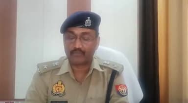 पूरनपुर के ग्राम खमरिया पट्टी में दबंगों द्वारा मारपीट के दौरान एक व्यक्ति की हुई मौत घटना की जानकारी देतेA.S.P. पीलीभीत