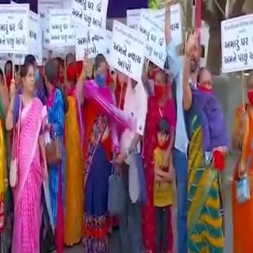 રાજકોટ પૂર્વ: કોટેચા ચોક પાસે અરવિંદ મણિયાર ફ્લેટ ધારકોએ રસ્તા પર ચક્કાજામ કરીને વિરોધ નોંધાવ્યો