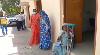 बुलंदशहर: जहांगीराबाद थाना क्षेत्र के गांव बांसुरी से एसपी कार्यालय पहुंचकर दबंगों पर मारपीट करने का लगाया आरोप, कार्रवाई की मांग