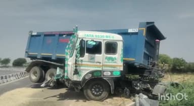 हमीरपुर: बदनपुर गांव के पास ब्रेक फेल होने से सड़क के किनारे रेलिंग से टकराकर ट्रक हुआ क्षतिग्रस्त, चालक बाल-बाल बचा