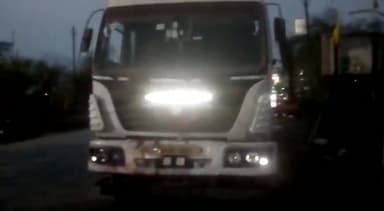 तिल्दा: तिल्दा में सरोरा मार्ग पर ट्रेलर वाहन ने पैदल चल रहे व्यक्ति को मारी टक्कर, हुई मौत