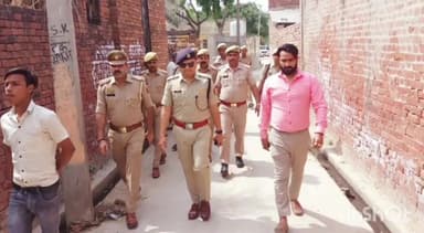 धौलाना: एसपी ने पुलिस बल के साथ धौलाना क्षेत्र में किया पैदल गश्त, दिए दिशा-निर्देश