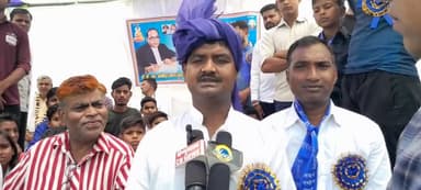 देश के महानायक की जन्म जयंती के शुभ अवसर मलपुरा। ग्वालियर रोड स्थित गांव नगला मगरोल में