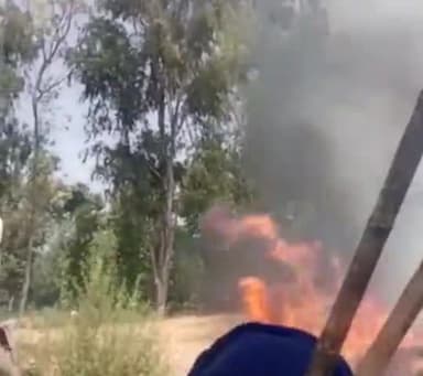 गढ़मुक्तेश्वर: गांव दोताई में हाईटेंशन लाइन में फाल्ट होने से गेहूं की फसल में लगी आग, 10 बीघा गेहूं की फसल जलकर हुई राख