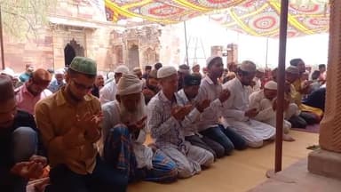 कन्नौज: शहर की जामा मस्जिद मखदूम जानिया में रमजान के पवित्र माह के जुमे में देश में अमन-शांति और मगफिरत की दुआ मांगी गई