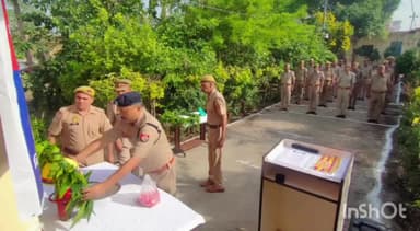 हापुड़: अग्निशमन स्मृति दिवस के अवसर पर ASP ने हरी झंडी दिखाकर अग्नि सुरक्षा सप्ताह रैली को किया रवाना, शहीदों को किया याद।