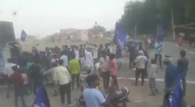 भदोही: नीदूर मे डॉ भीम राव अंबेडकर के जयंती पर शुक्रवार को निकाली गयी झांकी, सुरक्षा के लिए पुलिस रही मौजूद