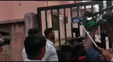 #झांसी: अतीक अहमद के बेटेअसद का शव लेने पहुंचे रिश्तेदार

असद के फूफा डॉक्टर अहमद वकील पहुंचे

#AtiqAhmed #UmeshPal