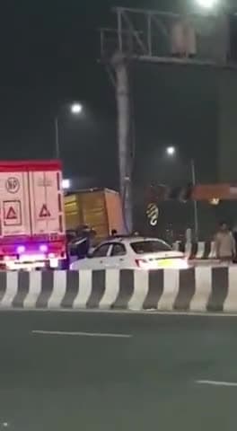 गाज़ियाबाद: खोड़ा स्थित एनएच 9 पर खड़ी कार में पीछे से ट्रक ने मारी टक्कर, एक व्यक्ति गंभीर रूप से घायल व दो अन्य को आई मामूली चोटें