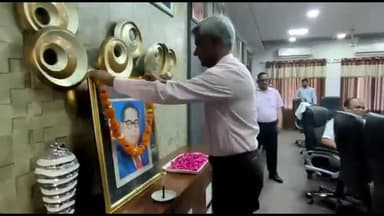 मुरादाबाद: बाबा साहब डॉक्टर भीमराव अंबेडकर जी के जन्मदिन को जिलाधिकारी ने कलेक्टर सभागार में धूमधाम के साथ मनाया