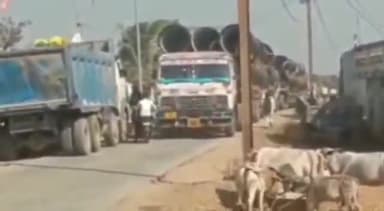 चितरंगी: गड़ेरिया मुख्य मार्ग में सापट टूट जाने के कारण हाइवा घंटो तक सड़क मार्ग में हुआ खड़ा,घंटो तक यातायात रहा अवरुद्ध