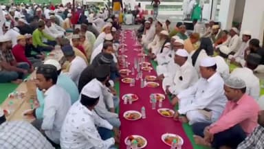 कन्नौज: शहर की प्रसिद्ध और प्राचीन दरगाह हाजी  शरीफ पर रोजा इफ्तार का कमेटी द्वारा इंतजाम किया गया.